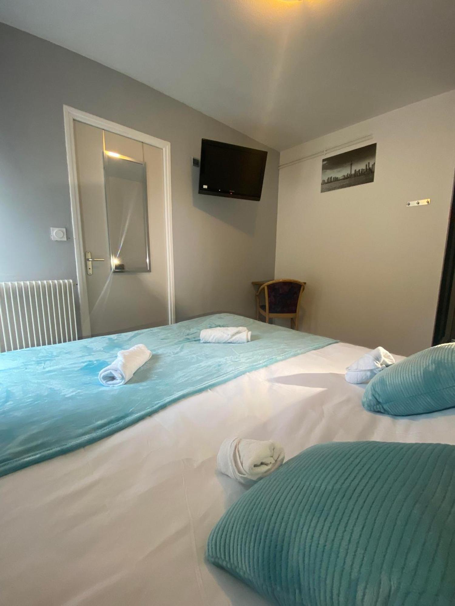Hotel Du Cerf La Guerche-sur-l'Aubois Habitación foto
