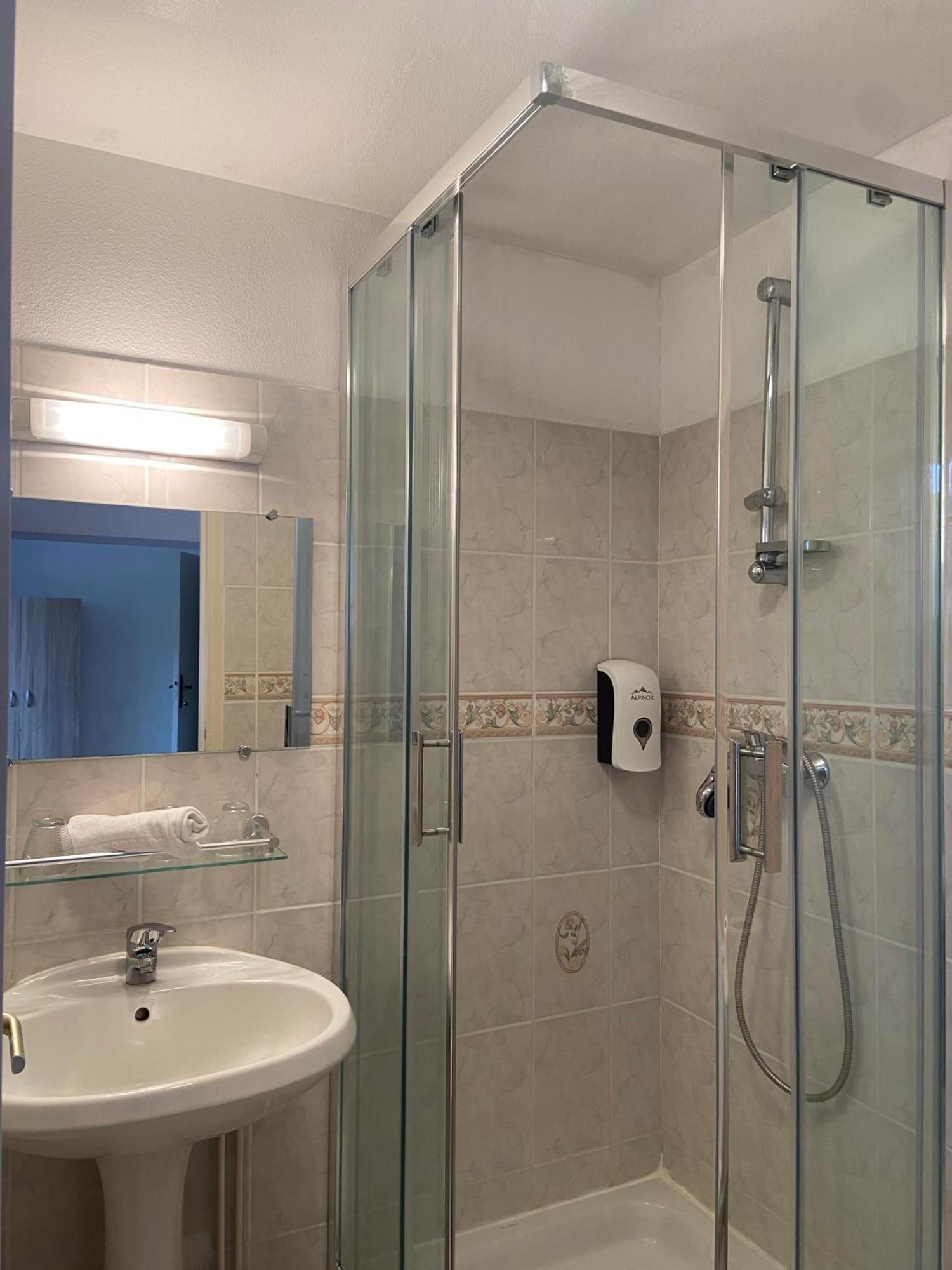 Hotel Du Cerf La Guerche-sur-l'Aubois Habitación foto